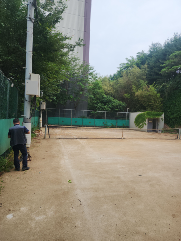 노후화된 야외 테니스장 휀스